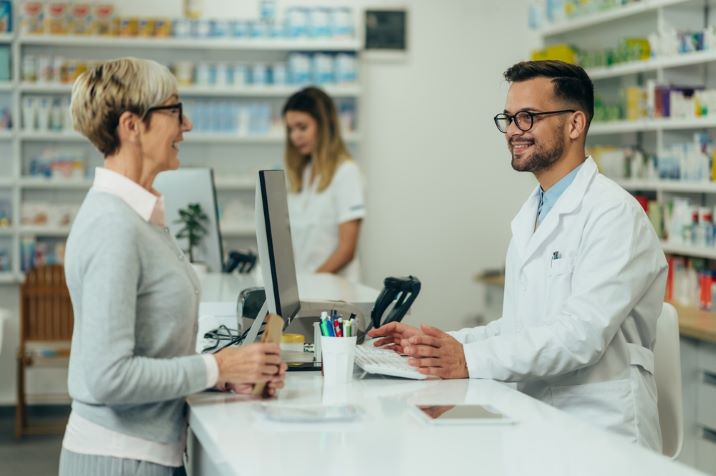 El farmacéutico contribuye a la detección de posibles reacciones adversas y efectos secundarios en polimedicados